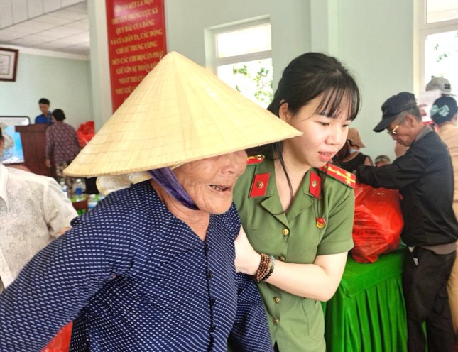 Trước tình hình dịch bệnh sốt xuất huyết diễn ra phức tạp trên địa bàn tỉnh Đắk Lắk, bản thân chị đã tình nguyện đăng ký hiến máu; huy động các tổ chức cơ sở Đoàn, vận động 45 lượt đoàn viên, thanh niên kịp thời hỗ trợ nhiều trường hợp bệnh nhân cần truyền máu gấp để phẫu thuật, điều trị bệnh. Trước tình hình dịch bệnh sốt xuất huyết diễn ra phức tạp trên địa bàn tỉnh Đắk Lắk, bản thân chị đã tình nguyện đăng ký hiến máu; huy động các tổ chức cơ sở Đoàn, vận động 45 lượt đoàn viên, thanh niên kịp thời hỗ trợ nhiều trường hợp bệnh nhân cần truyền máu gấp để phẫu thuật, điều trị bệnh.