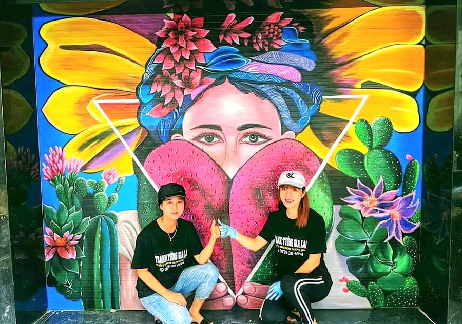 Chị Lê Thị Hoàng Thảo (bìa phải)-giáo viên Mỹ thuật, Trường Tiểu học Ngô Mây (xã Ia Dêr, huyện Ia Grai) cùng đồng đội bên một bức tranh vừa hoàn thành. Ảnh: NVCC