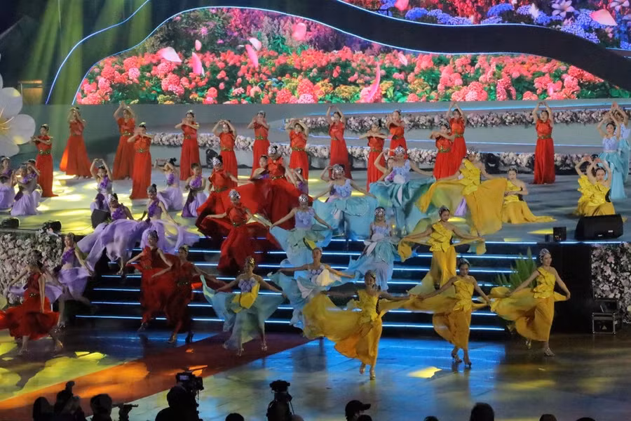 Chương trình nghệ thuật trong Lễ khai mạc Festival Hoa Đà Lạt. (Ảnh: Nguyễn Dũng/TTXVN)