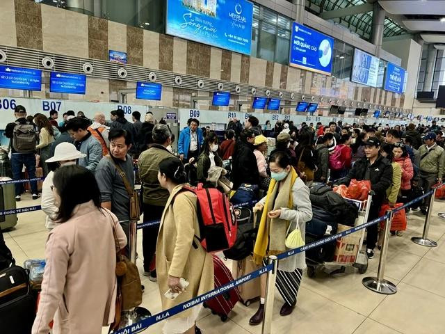 Hành khách làm thủ tục tại sân bay Nội Bài ngày 2.3 Hành khách làm thủ tục tại sân bay Nội Bài ngày 2.3