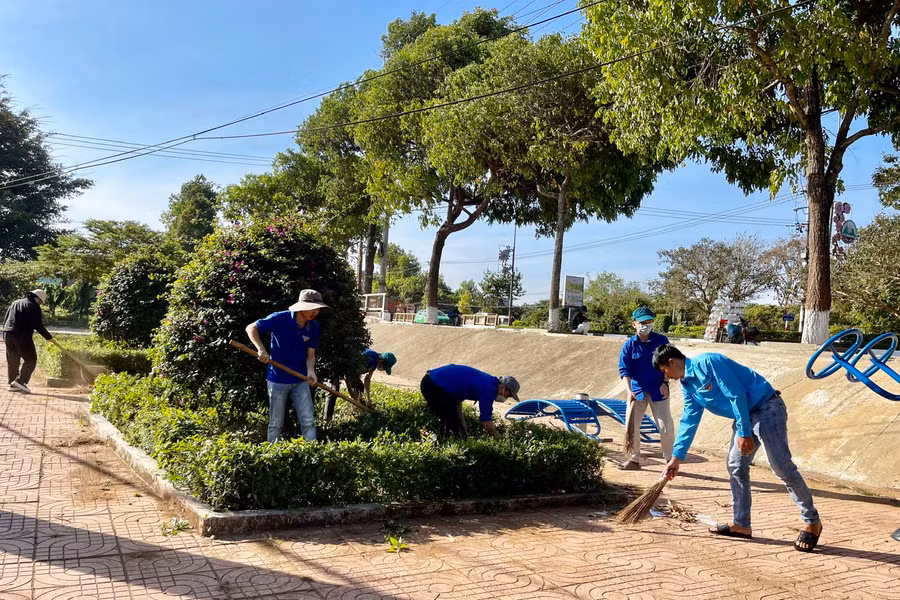 Đoàn viên thanh niên phường Thống Nhất (TP. Pleiku) tham gia dọn vệ sinh các khu vực công cộng. Ảnh: N.H