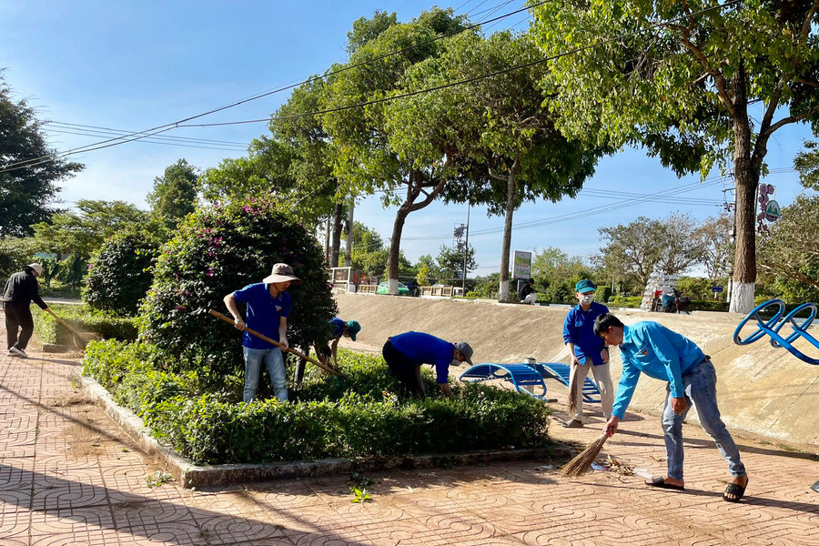 Đoàn viên thanh niên phường Thống Nhất (TP. Pleiku) tham gia dọn vệ sinh các khu vực công cộng. Ảnh: N.H Đoàn viên thanh niên phường Thống Nhất (TP. Pleiku) tham gia dọn vệ sinh các khu vực công cộng. Ảnh: N.H