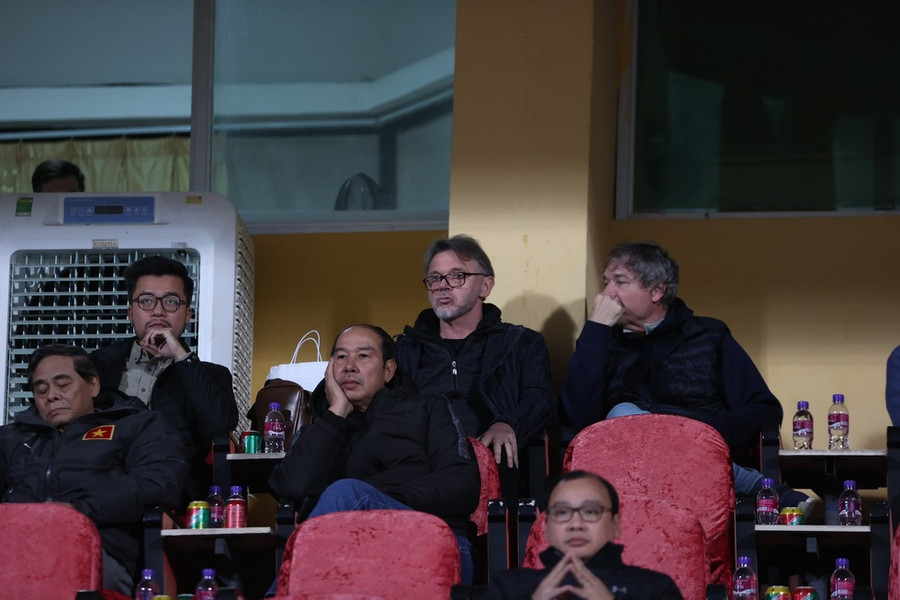 HLV Troussier dự khán trên sân Hàng Đẫy HLV Troussier dự khán trên sân Hàng Đẫy