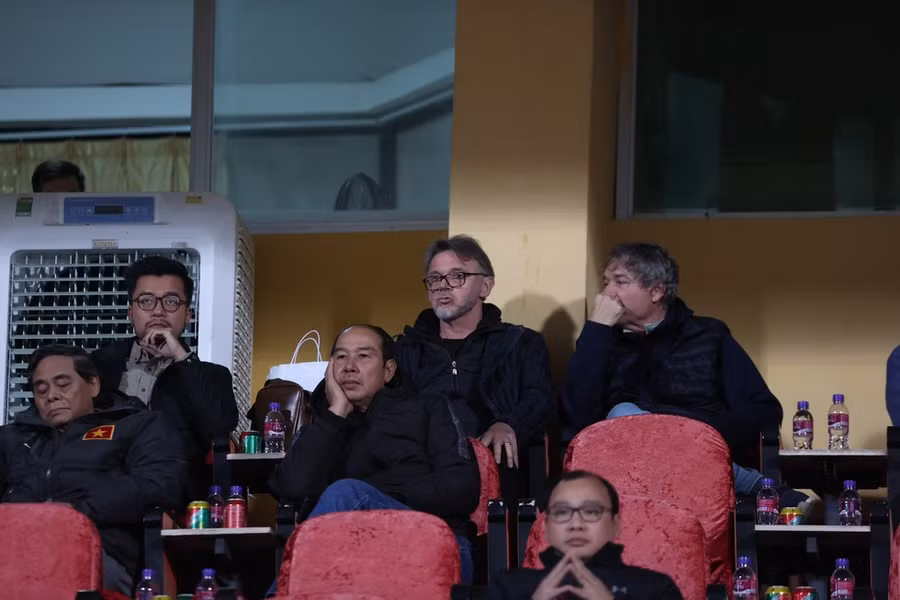 HLV Troussier dự khán trên sân Hàng Đẫy