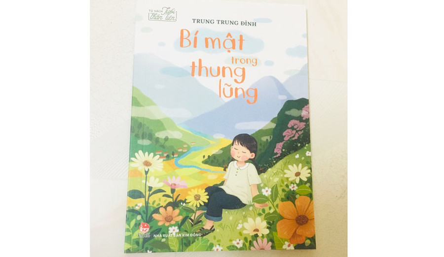 Bìa tác phẩm “Bí mật trong thung lũng”. Ảnh: T.T.N Bìa tác phẩm “Bí mật trong thung lũng”. Ảnh: T.T.N