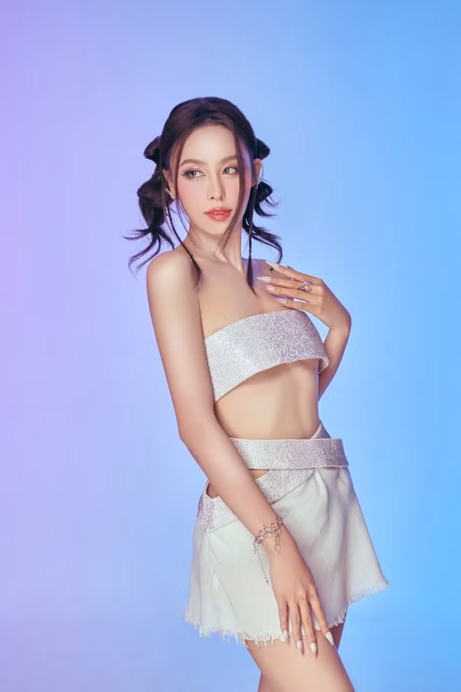 Bộ trang phục này mang đến diện mạo mới cho Ngọc Hằng, tôn lên những đường nét đẹp như bờ vai thanh mảnh, vòng eo kiến và nước da trắng. (Ảnh: CTV/Vietnam+)