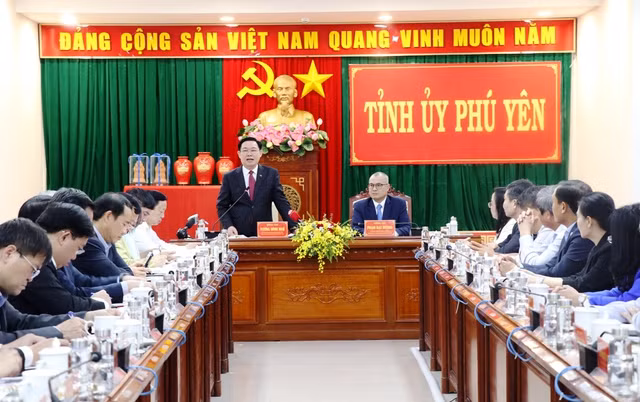 Chủ tịch Quốc hội Vương Đình Huệ và Phó Thủ tướng Trần Hồng Hà cùng đoàn công tác của Quốc hội và Chính phủ làm việc tại Phú Yên
