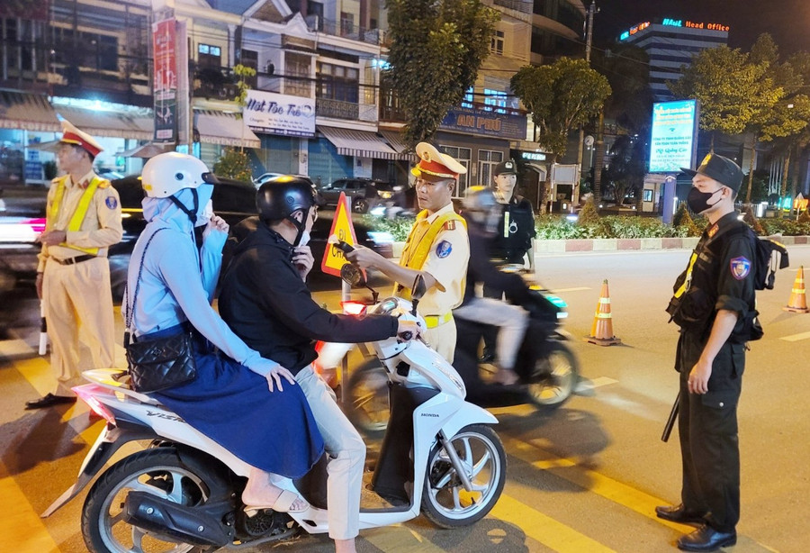 Lực lượng Cảnh sát Giao thông tăng cường kiểm tra nồng độ cồn đối với người điều khiển phương tiện tham gia giao thông. Ảnh: H.T