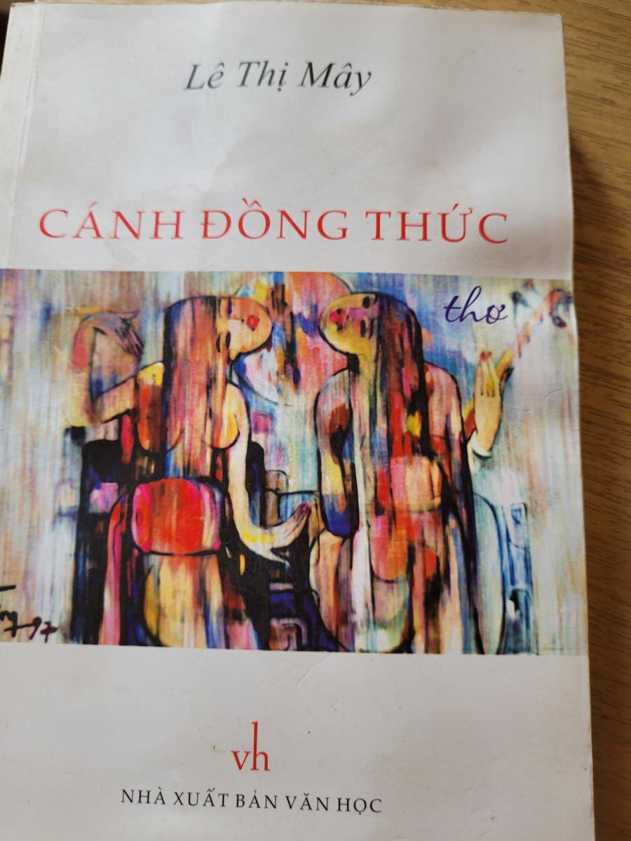 Trang bìa &quot;Cánh đồng thức&quot; của nữ sỹ Lê Thị Mây