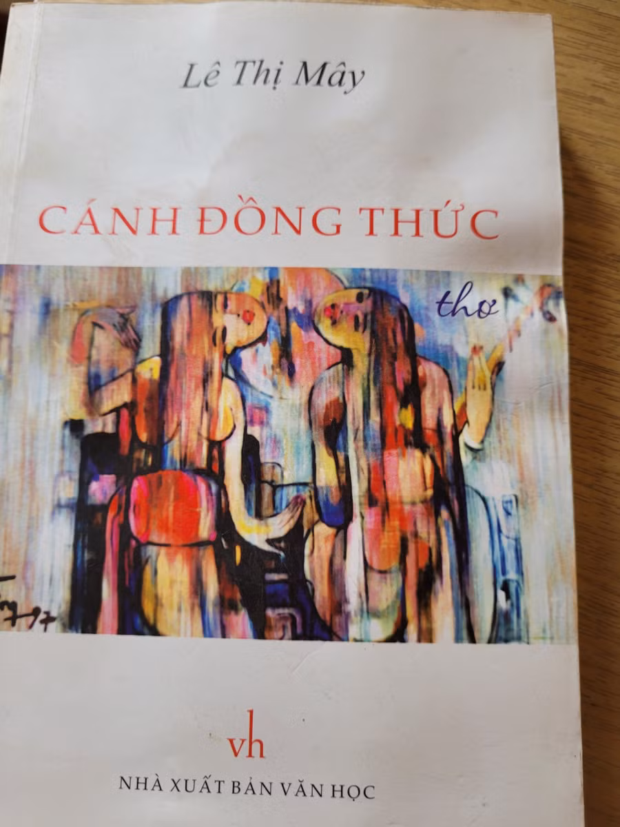Trang bìa "Cánh đồng thức" của nữ sỹ Lê Thị Mây