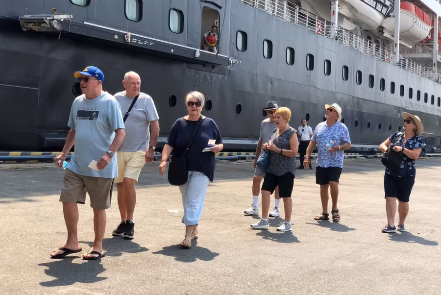 Lượng du khách quốc tế đến Việt Nam tăng cao là do Việt Nam đã cởi mở hơn trong chính sách visa.