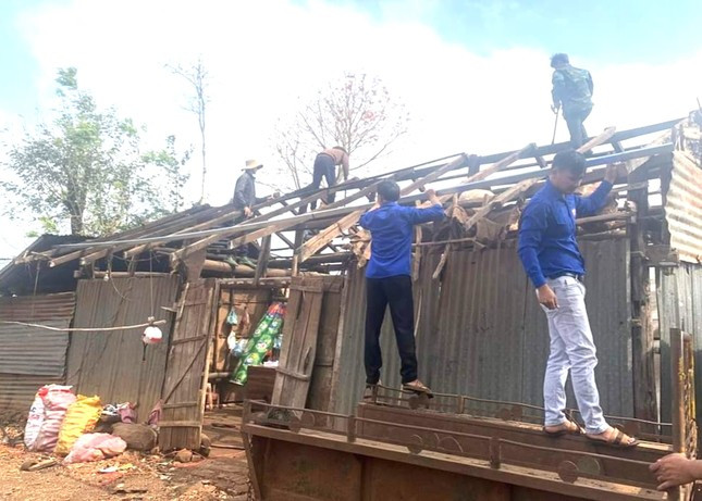Đoàn viên, thanh niên sửa chữa nhà cho hộ gia đình khó khăn