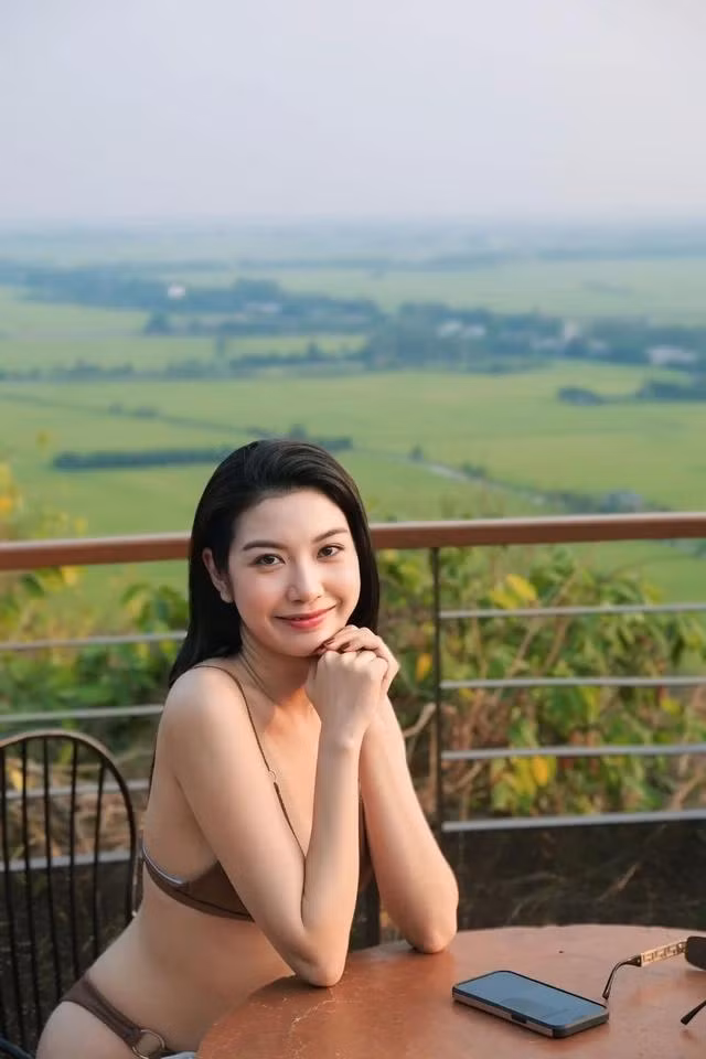 Vóc dáng của Thúy Vân sau khi sinh con vẫn vô cùng thon thả