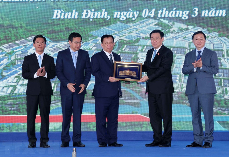 Chủ tịch Quốc hội Vương Đình Huệ và Phó Thủ tướng Trần Hồng Hà tặng quà chúc mừng các nhà đầu tư. (Ảnh: Nhan Sáng/TTXVN) Chủ tịch Quốc hội Vương Đình Huệ và Phó Thủ tướng Trần Hồng Hà tặng quà chúc mừng các nhà đầu tư. (Ảnh: Nhan Sáng/TTXVN)