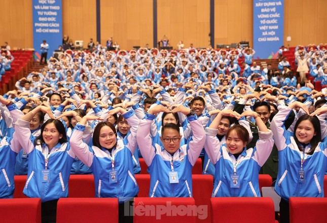 Đoàn viên, thanh niên, thiếu niên và nhi đồng đặt câu hỏi cho Diễn đàn &quot;Tiếng nói tuổi trẻ - Hành động của Đoàn&quot; gửi về địa chỉ: http://doithoai.doanthanhnien.vn. Ảnh: Như Ý