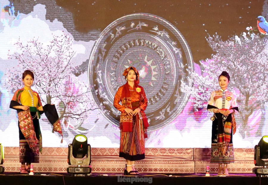 Năm nay, Ban tổ chức cuộc thi đã lựa chọn được 27 gương mặt tham gia đêm chung kết, đến từ 12 xã, thị trấn và trường THPT huyện Quỳ Châu. Tại đây, các người đẹp phải trải qua các phần thi như: màn chào hỏi, trang phục tự chọn, trang phục dân tộc, ứng xử.