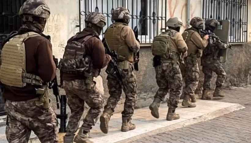 Lực lượng an ninh Thổ Nhĩ Kỳ truy quét các thành viên IS. Ảnh: AAWsat Lực lượng an ninh Thổ Nhĩ Kỳ truy quét các thành viên IS. Ảnh: AAWsat