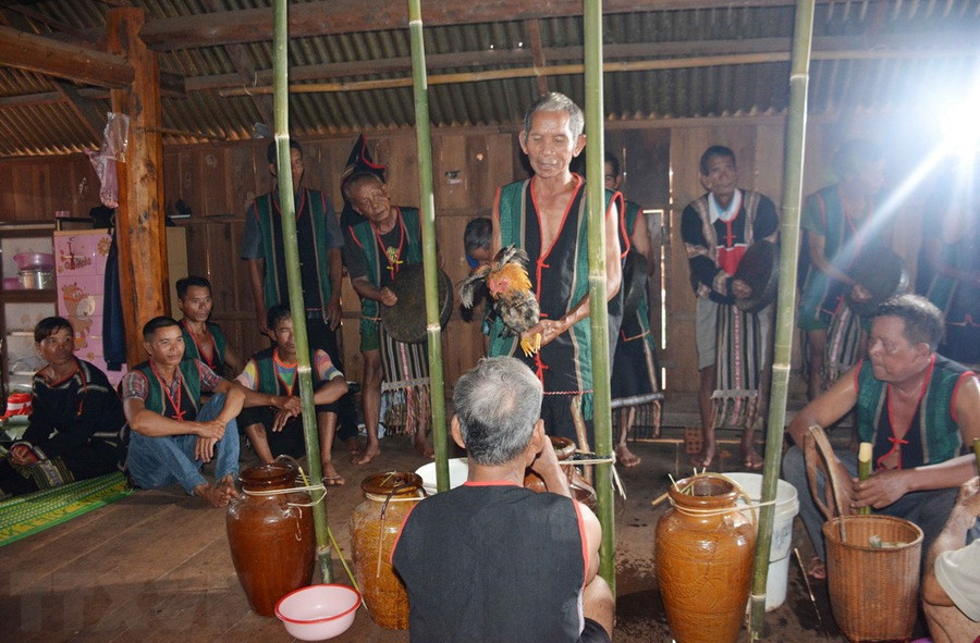 Thầy cúng cầu khấn mong thần linh phù hộ cho người được mừng thọ có sức khỏe, sống lâu cùng con cháu. (Ảnh: Hoài Thu/TTXVN) Thầy cúng cầu khấn mong thần linh phù hộ cho người được mừng thọ có sức khỏe, sống lâu cùng con cháu. (Ảnh: Hoài Thu/TTXVN)