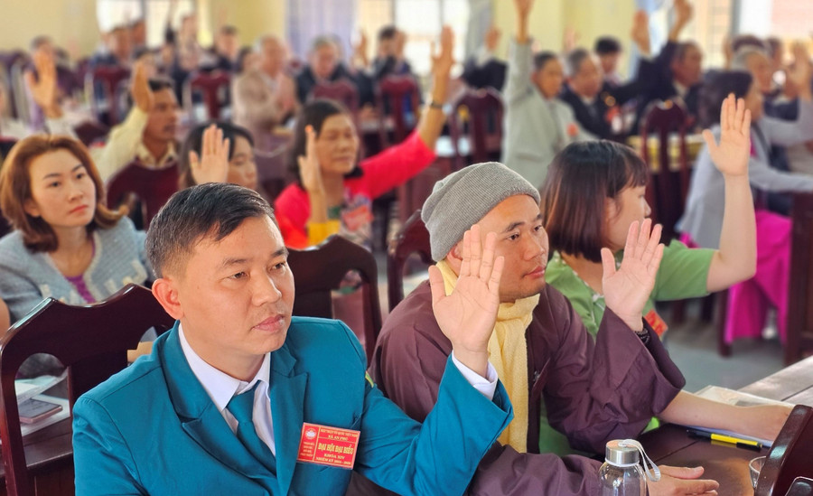 Các đại biểu dự Đại hội đại biểu Ủy ban MTTQ Việt Nam xã An Phú thống nhất các chỉ tiêu nhiệm vụ trong nhiệm kỳ mới. Ảnh: A.H Các đại biểu dự Đại hội đại biểu Ủy ban MTTQ Việt Nam xã An Phú thống nhất các chỉ tiêu nhiệm vụ trong nhiệm kỳ mới. Ảnh: A.H