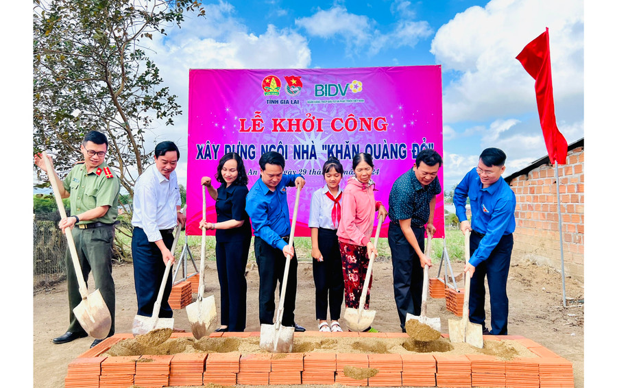 Các đơn vị khởi công xây dựng nhà “Khăn quàng đỏ” cho em Đinh Thị Cẩm Sương (thứ 4 từ phải sang)-học sinh Trường Tiểu học-THCS Đỗ Trạc (xã Cửu An, thị xã An Khê). Ảnh: P.L Các đơn vị khởi công xây dựng nhà “Khăn quàng đỏ” cho em Đinh Thị Cẩm Sương (thứ 4 từ phải sang)-học sinh Trường Tiểu học-THCS Đỗ Trạc (xã Cửu An, thị xã An Khê). Ảnh: P.L