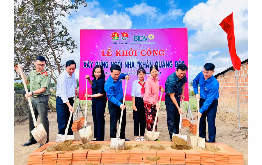 Các đơn vị khởi công xây dựng nhà “Khăn quàng đỏ” cho em Đinh Thị Cẩm Sương (thứ 4 từ phải sang)-học sinh Trường Tiểu học-THCS Đỗ Trạc (xã Cửu An, thị xã An Khê). Ảnh: P.L