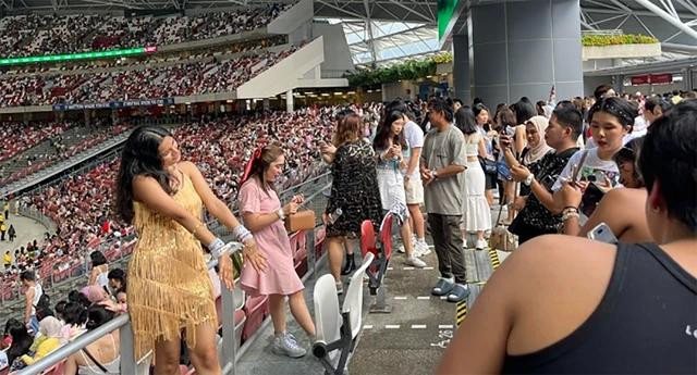 Hơn 50.000 khán giả đến xem đêm diễn đầu tiên của Taylor Swift ở Singapore Hơn 50.000 khán giả đến xem đêm diễn đầu tiên của Taylor Swift ở Singapore