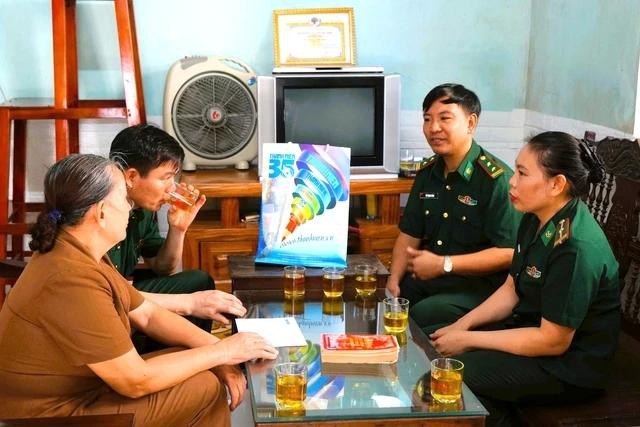 Từ phải sang: 2 người con của anh hùng - liệt sĩ Võ Đại Huệ: thiếu tá - quân nhân chuyên nghiệp Võ Thị Hồng Thanh và trung tá Võ Trọng Hùng. Góc trái: bà Hoàng Thị Bích Nhật, vợ anh hùng - liệt sĩ Võ Đại Huệ