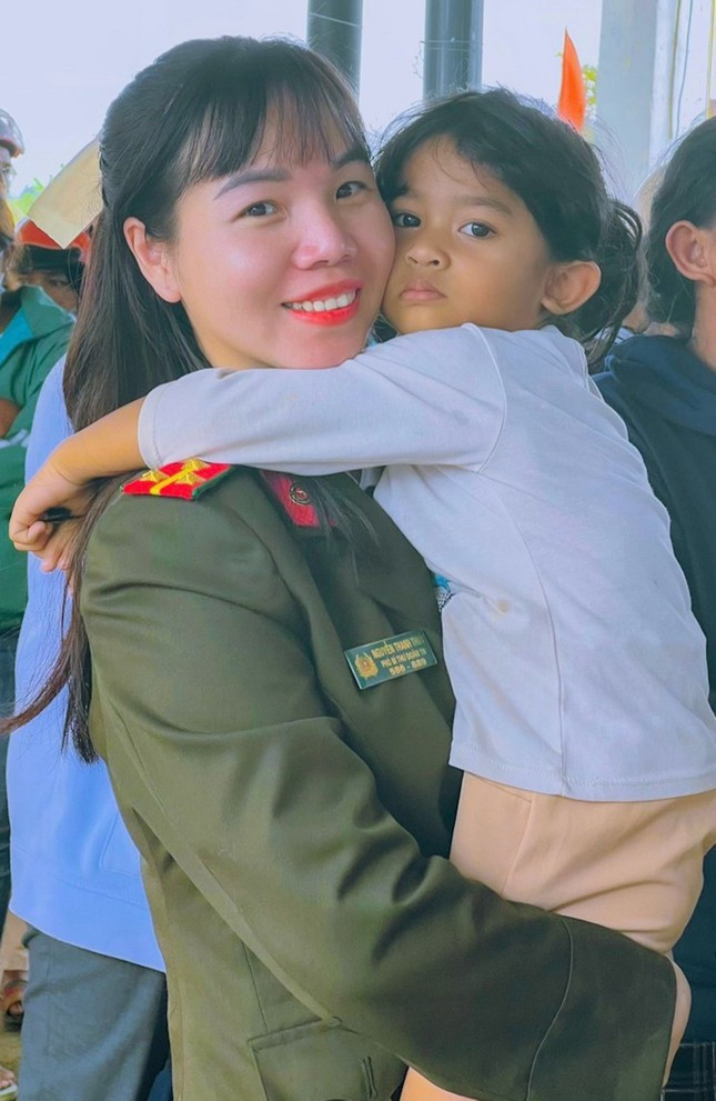 Chị còn tham gia và đạt nhiều giải tại các cuộc thi viết, tìm hiểu, hội thi do các cấp tổ chức. Trong những năm qua, đại úy Thủy được các cấp từ Trung ương đến địa phương khen thưởng. Chị còn tham gia và đạt nhiều giải tại các cuộc thi viết, tìm hiểu, hội thi do các cấp tổ chức. Trong những năm qua, đại úy Thủy được các cấp từ Trung ương đến địa phương khen thưởng.