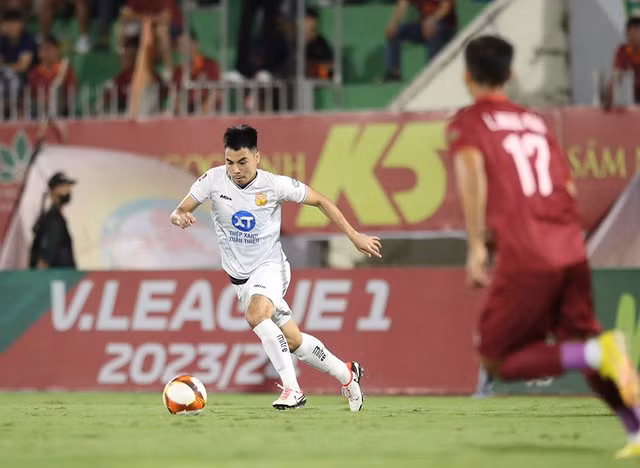 Đức Huy cùng CLB Nam Định bảo vệ ngôi đầu bảng xếp hạng trước đối thủ khó chịu SLNA