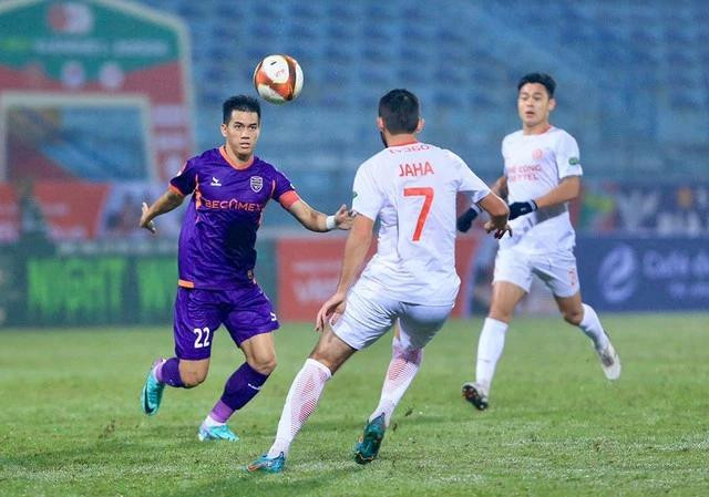 Nguyễn Tiến Linh (trái) cùng CLB Bình Dương chực chờ chiếm ngôi đầu bảng của CLB Nam Định Nguyễn Tiến Linh (trái) cùng CLB Bình Dương chực chờ chiếm ngôi đầu bảng của CLB Nam Định