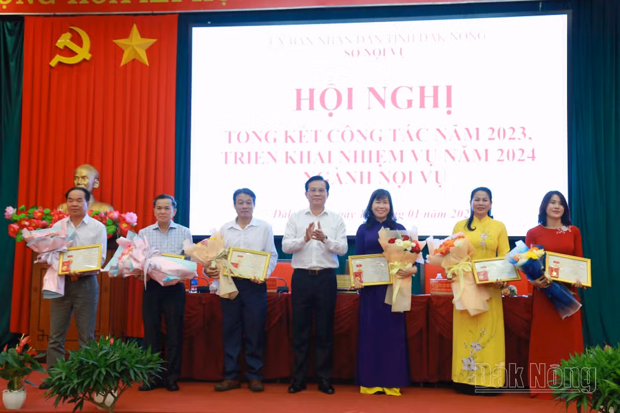 Đồng chí Hồ Văn Mười, Phó Bí thư Tỉnh ủy, Chủ tịch UBND tỉnh khen thưởng các tổ chức, cá nhân có thành tích cao trong cải cách hành chính năm 2023