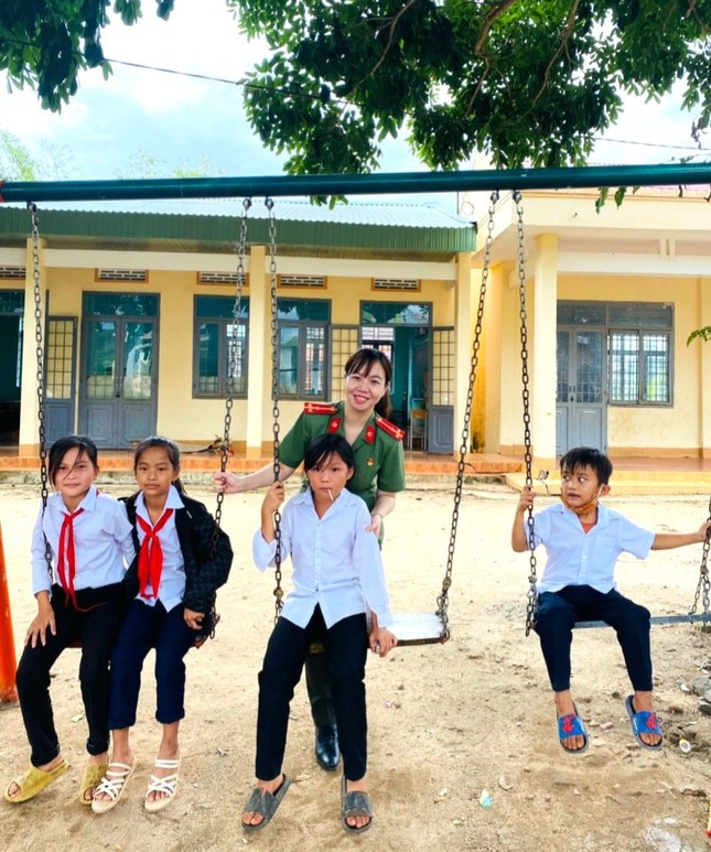 Đại úy Thủy đã cùng tập thể Ban chấp hành Đoàn thanh niên công an tỉnh, chỉ đạo tổ chức triển khai thực hiện các mặt công tác Đoàn, phong trào thanh niên của Công an tỉnh, hoàn thành xuất sắc nhiệm vụ, chỉ tiêu đề ra theo giao ước thi đua, góp phần vào thành tích chung của đơn vị. Đại úy Thủy đã cùng tập thể Ban chấp hành Đoàn thanh niên công an tỉnh, chỉ đạo tổ chức triển khai thực hiện các mặt công tác Đoàn, phong trào thanh niên của Công an tỉnh, hoàn thành xuất sắc nhiệm vụ, chỉ tiêu đề ra theo giao ước thi đua, góp phần vào thành tích chung của đơn vị.