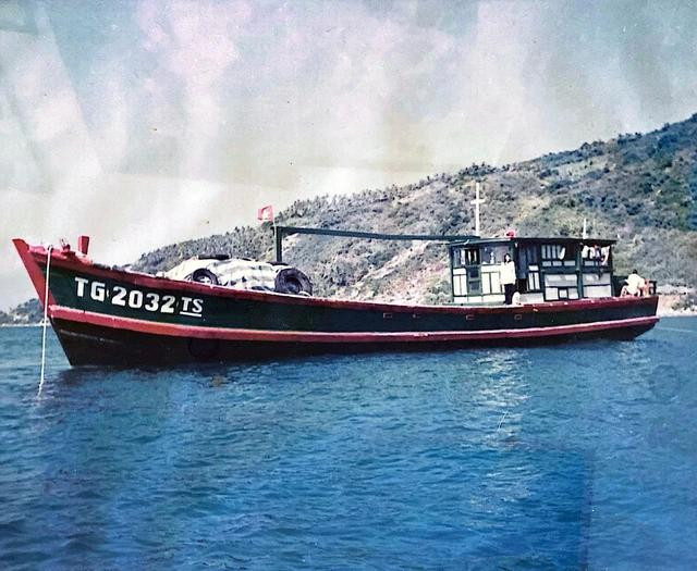 Con tàu mang số hiệu TG 2032 của thuyền trưởng Nguyễn Thị Hồng đã cứu 32 người trong mắt bão Linda Con tàu mang số hiệu TG 2032 của thuyền trưởng Nguyễn Thị Hồng đã cứu 32 người trong mắt bão Linda