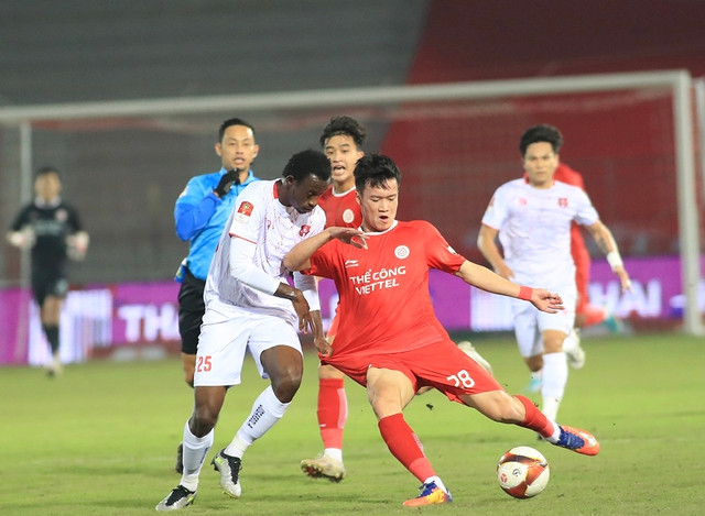 Hoàng Đức (phải) cần chứng tỏ mình để được HLV Troussier để mắt đến Hoàng Đức (phải) cần chứng tỏ mình để được HLV Troussier để mắt đến