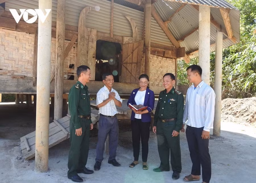 Thiếu tá Dương Văn Lương (bên trái ảnh) trao đổi công việc với lãnh đạo UBND xã và đảng viên Chi bộ thôn Dục Nhầy 1, xã Đăk Dục, huyện Ngọc Hồi, tỉnh Kon Tum. (nguồn: VOV)