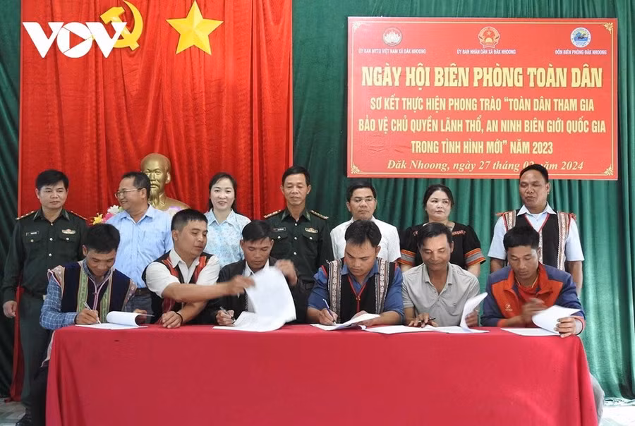 Đại diện các thôn của xã Đăk Nhoong, huyện Đăk Glei ký kết thực hiện phong trào Toàn dân tham gia bảo vệ chủ quyền lãnh thổ, an ninh biên giới Quốc gia. (Nguồn: VOV)