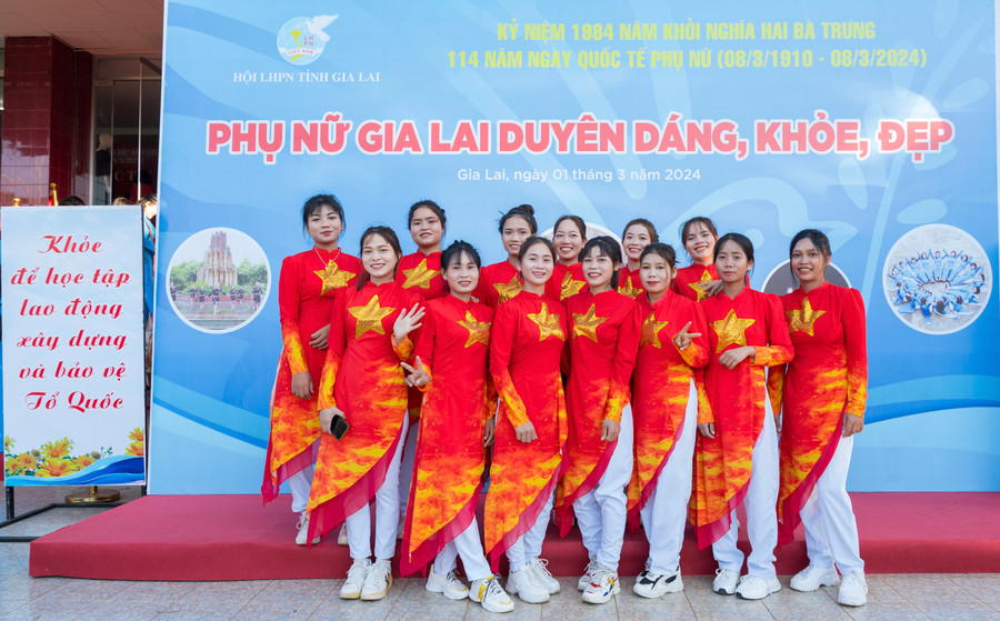 Phụ nữ Gia Lai duyên dáng trong tà áo dài truyền thống. Ảnh: M.C Phụ nữ Gia Lai duyên dáng trong tà áo dài truyền thống. Ảnh: M.C