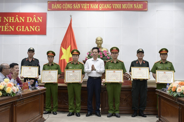 Ông Nguyễn Thành Diệu, Phó Chủ tịch UBND tỉnh Tiền Giang, trao bằng khen của UBND tỉnh tặng các tập thể, cá nhân