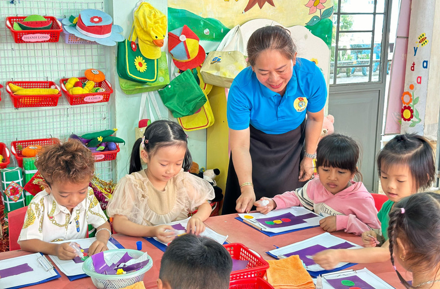 Một tiết học của học sinh mầm non về các tín hiệu đèn giao thông. Ảnh: H.S Một tiết học của học sinh mầm non về các tín hiệu đèn giao thông. Ảnh: H.S