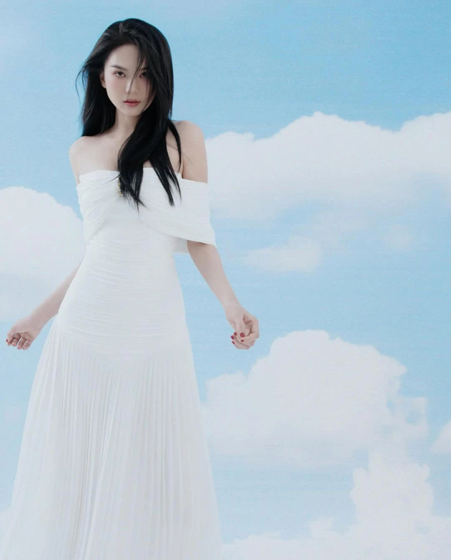 “Tôi vẫn đang làm quen, bắt nhịp lại với cuộc sống nên có nói stylist làm bộ ảnh theo phong cách nhẹ nhàng, đừng quá gợi cảm vì tôi chưa làm được. Tôi cũng không chụp quá nhiều vì sợ bị mệt. Năng lượng của tôi vẫn chưa trở lại như lúc trước”, Ngọc Trinh chia sẻ về bộ ảnh đầu tiên trong năm 2024 “Tôi vẫn đang làm quen, bắt nhịp lại với cuộc sống nên có nói stylist làm bộ ảnh theo phong cách nhẹ nhàng, đừng quá gợi cảm vì tôi chưa làm được. Tôi cũng không chụp quá nhiều vì sợ bị mệt. Năng lượng của tôi vẫn chưa trở lại như lúc trước”, Ngọc Trinh chia sẻ về bộ ảnh đầu tiên trong năm 2024