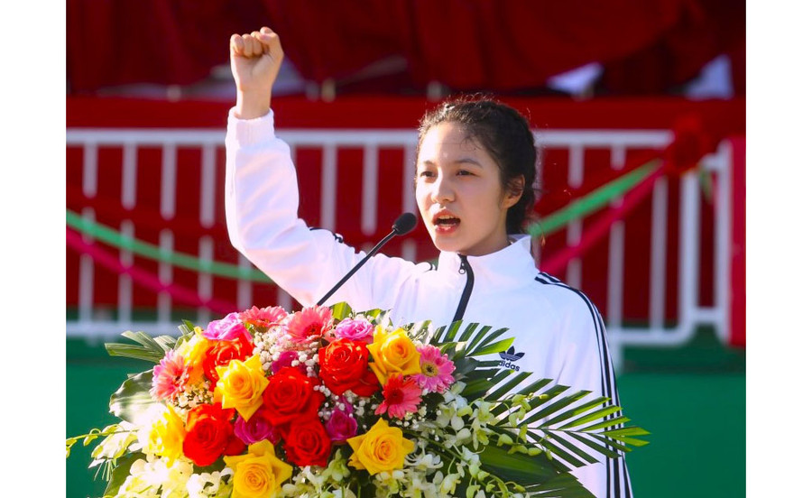 Vận động viên Trần Nguyễn Bảo Ngọc đọc lời tuyên thệ tại Hội khỏe Phù Đổng tỉnh Gia Lai lần thứ XI năm 2023. Ảnh: H.Đ.T
