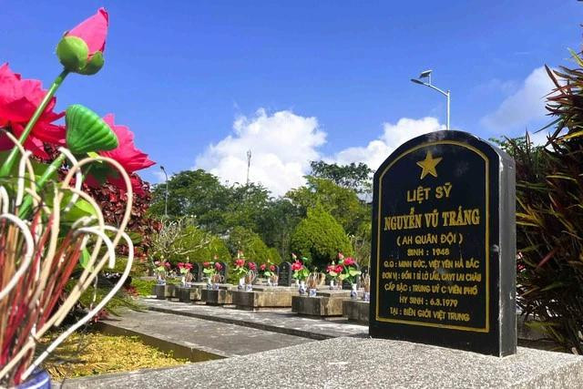 Phần mộ anh hùng - liệt sĩ Nguyễn Vũ Tráng tại Nghĩa trang liệt sĩ tỉnh Lai Châu Phần mộ anh hùng - liệt sĩ Nguyễn Vũ Tráng tại Nghĩa trang liệt sĩ tỉnh Lai Châu