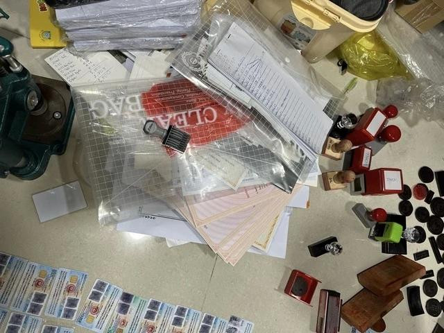 Công an thu giữ các loại phôi để làm giả sổ đỏ, bằng cấp...