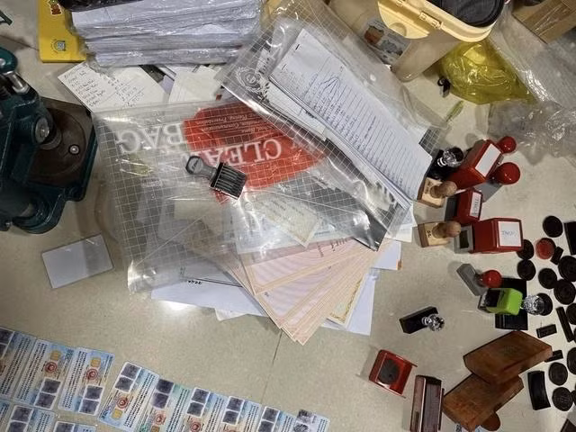 Công an thu giữ các loại phôi để làm giả sổ đỏ, bằng cấp...