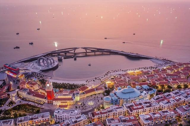 2024 được dự báo tiếp tục là năm đầy thách thức đối với du lịch Phú Quốc, nơi đã đầu tư hàng ngàn tỉ đồng vào các tổ hợp giải trí mới 2024 được dự báo tiếp tục là năm đầy thách thức đối với du lịch Phú Quốc, nơi đã đầu tư hàng ngàn tỉ đồng vào các tổ hợp giải trí mới