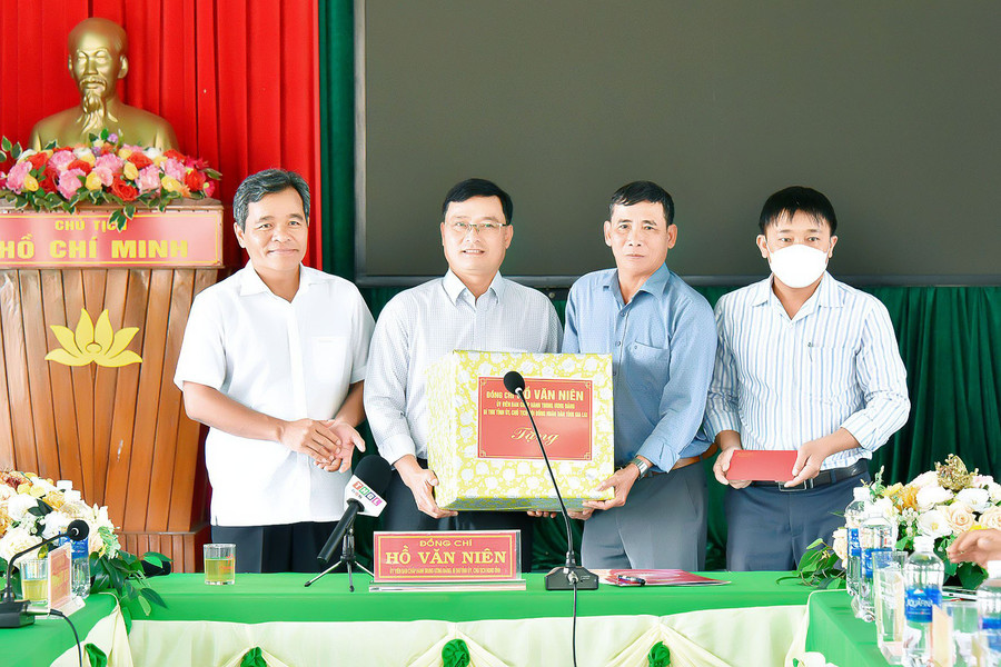 Bí thư Tỉnh ủy, Chủ tịch HĐND tỉnh Hồ Văn Niên (bìa trái) tặng quà cho hệ thống chính trị xã Hà Ra, huyện Mang Yang. Ảnh: Đức Thụy