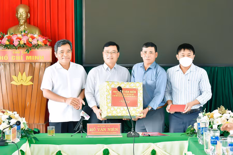 Bí thư Tỉnh ủy, Chủ tịch HĐND tỉnh Hồ Văn Niên (bìa trái) tặng quà cho hệ thống chính trị xã Hà Ra, huyện Mang Yang. Ảnh: Đức Thụy