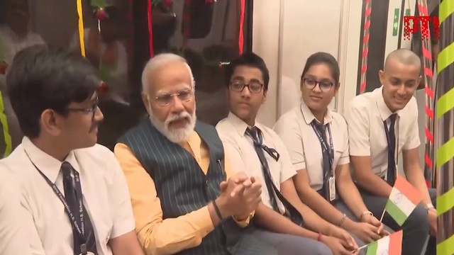 Thủ tướng Modi đã lên tuyến tàu điện ngầm mới để cùng trải nghiệm với các sinh viên. Ảnh: PTI