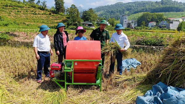 Trung tá Lê Bá Khánh Trình (thứ 2, bên phải) cùng nhân dân cải tiến kỹ thuật, tăng gia sản xuất. Trung tá Lê Bá Khánh Trình (thứ 2, bên phải) cùng nhân dân cải tiến kỹ thuật, tăng gia sản xuất.