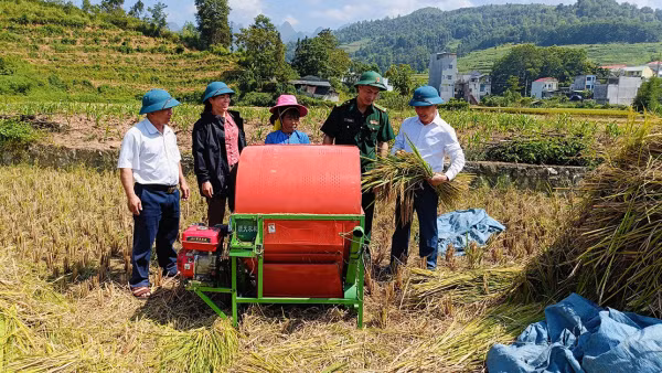 Trung tá Lê Bá Khánh Trình (thứ 2, bên phải) cùng nhân dân cải tiến kỹ thuật, tăng gia sản xuất.